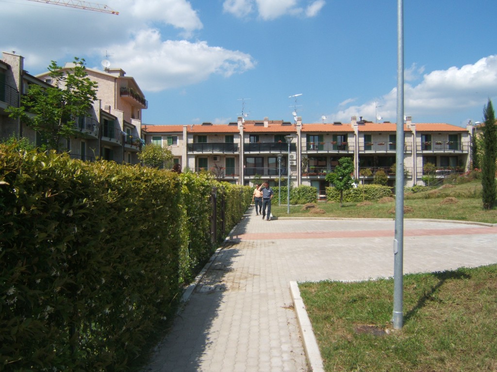 Housing in Terni: hedges and fences