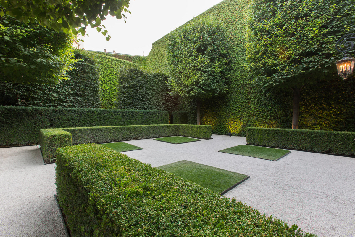 Abercrombie & Fitch: vertical gardens at Paris store