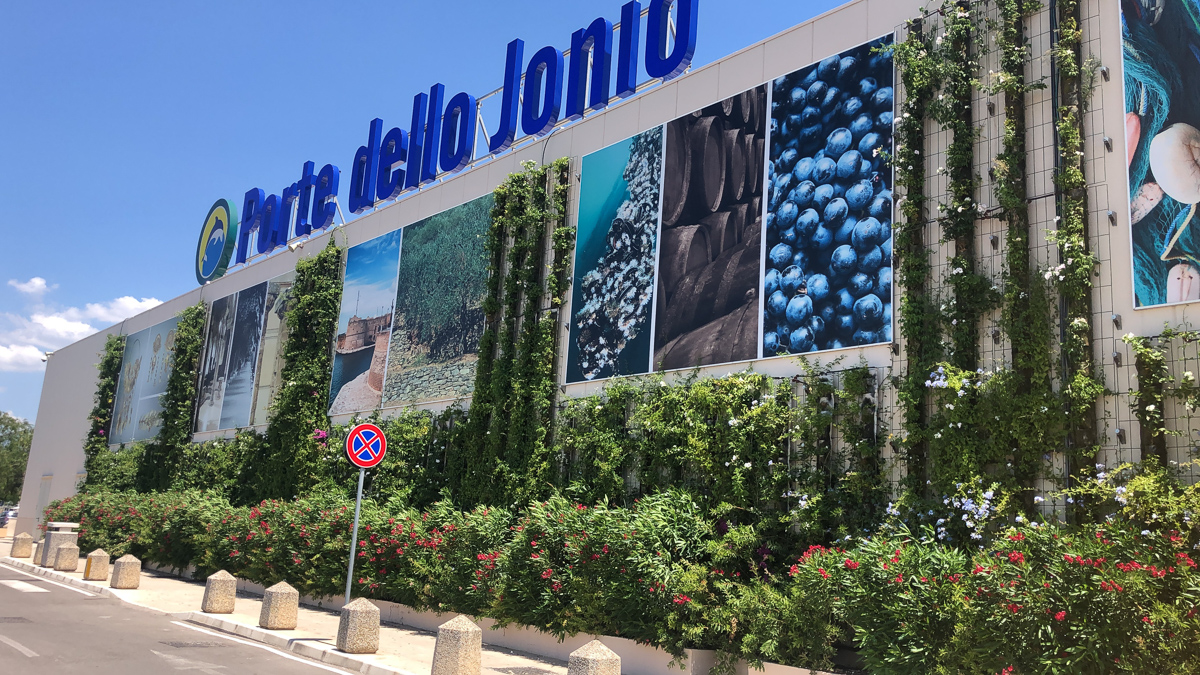 Conad supermarket: vertical gardens in Taranto